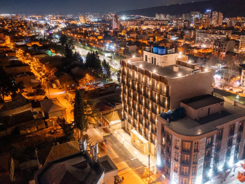 L Plaza Hotel