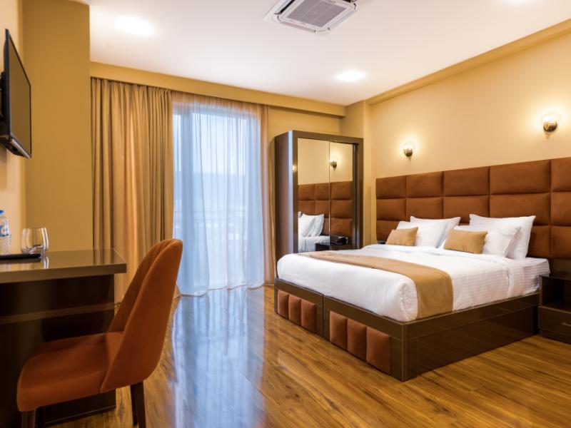 L Plaza Hotel