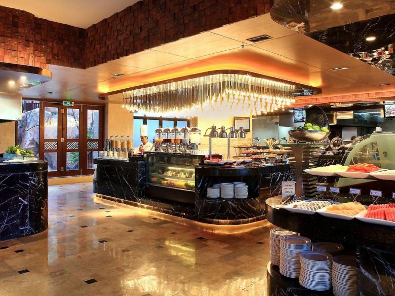 Four Seasons Ocean Courtyard Hotel