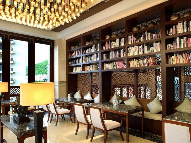 Four Seasons Ocean Courtyard Hotel