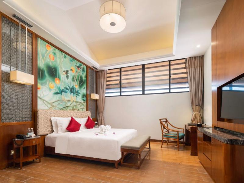 Four Seasons Ocean Courtyard Hotel