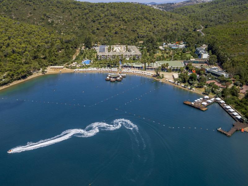 Crystal Green Bay Resort & Spa