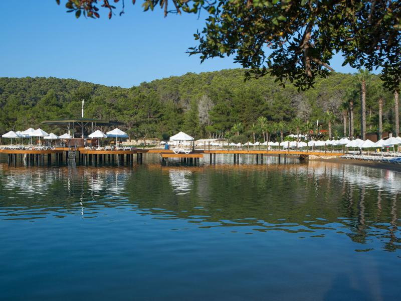 Crystal Green Bay Resort & Spa