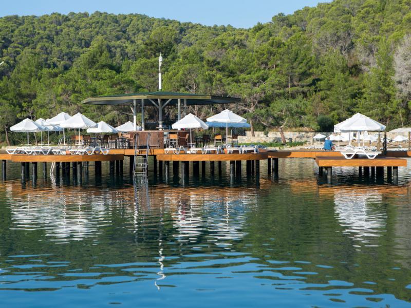 Crystal Green Bay Resort & Spa