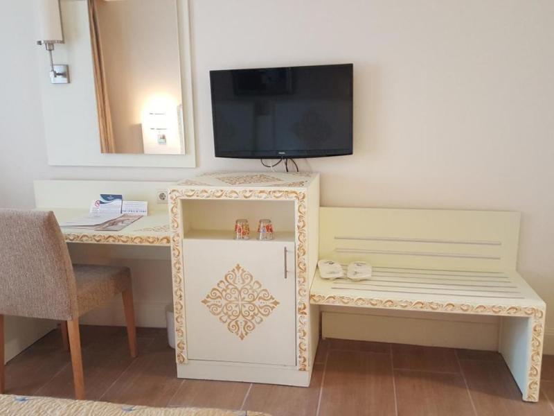 Crystal Admiral Resort Suites & Spa