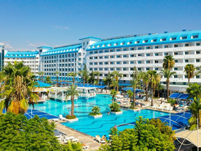 Crystal Admiral Resort Suites & Spa