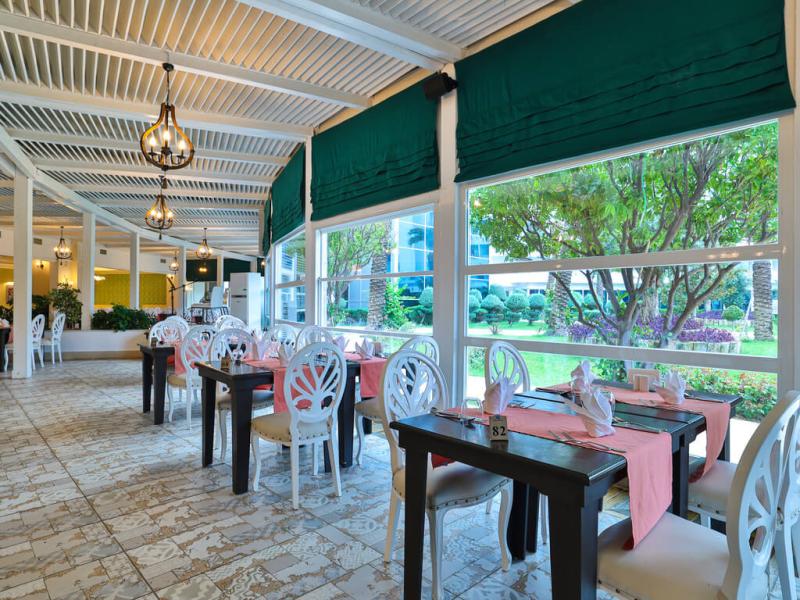 Crystal Admiral Resort Suites & Spa