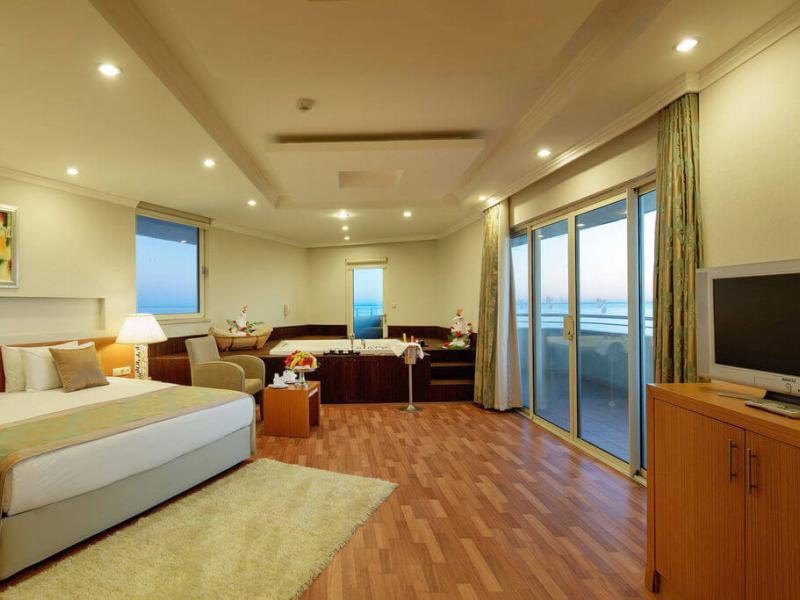 Crystal Admiral Resort Suites & Spa