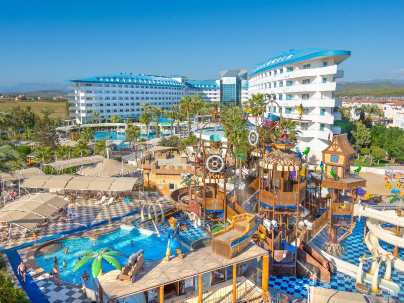 Crystal Admiral Resort Suites & Spa