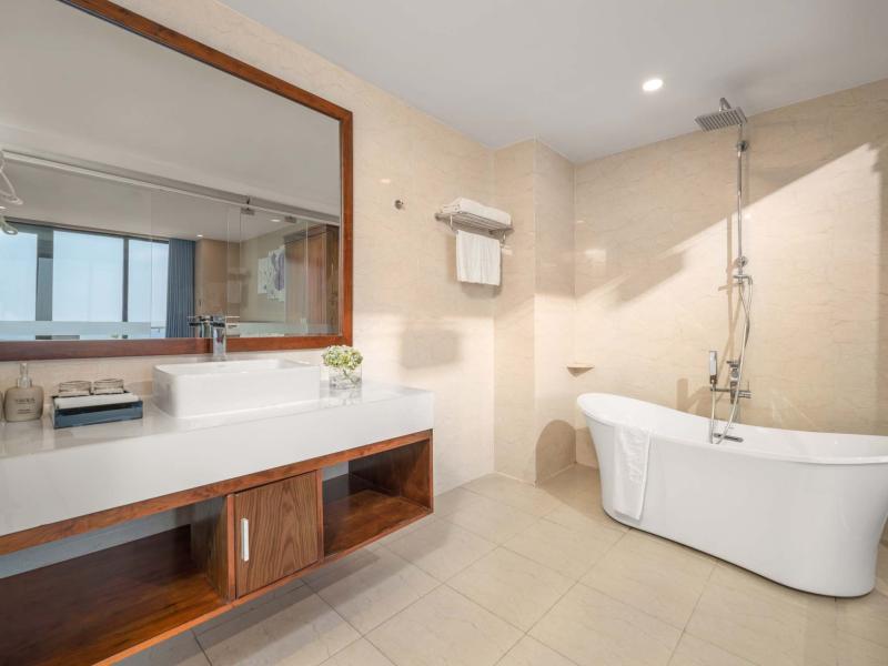 Yarra Ocean Suites Danang