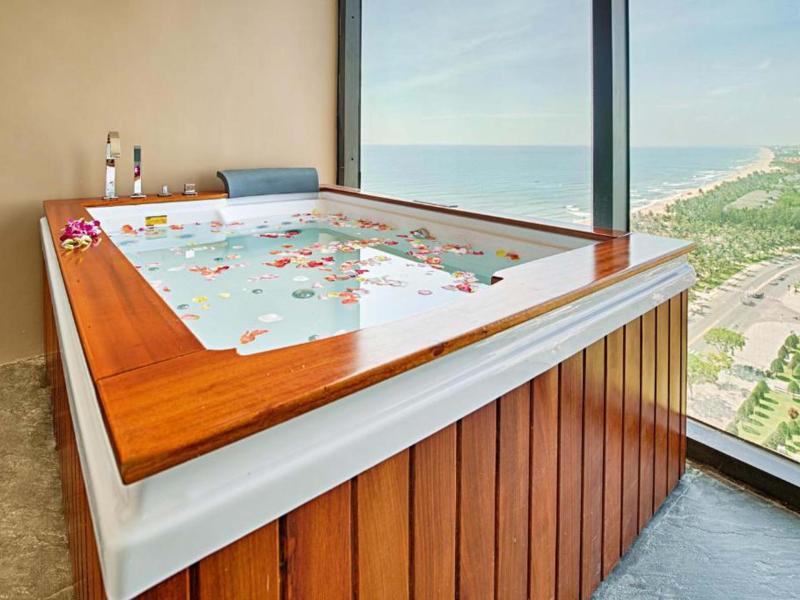 Yarra Ocean Suites Danang