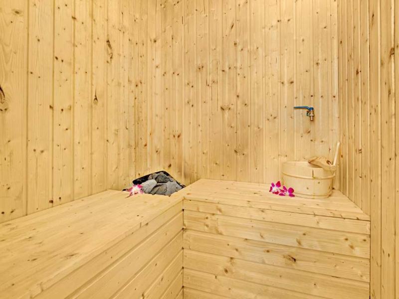 Yarra Ocean Suites Danang