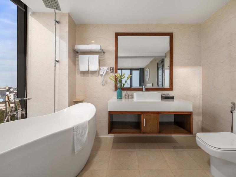 Yarra Ocean Suites Danang