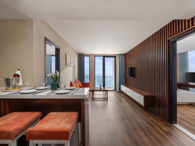 Yarra Ocean Suites Danang