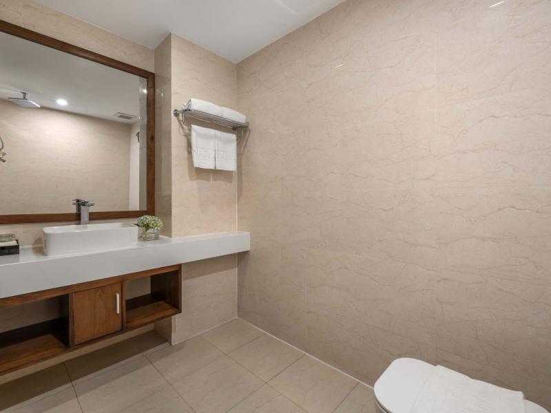 Yarra Ocean Suites Danang