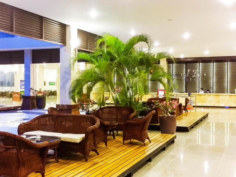 Diamond Bay Golf & Villas
