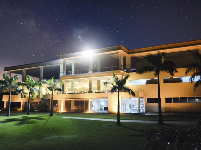 Diamond Bay Golf & Villas