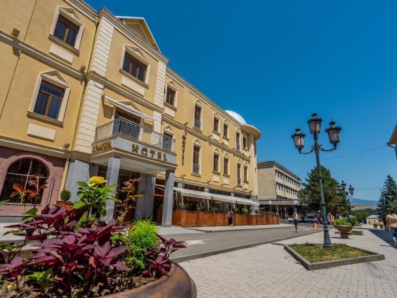 Lomsia
