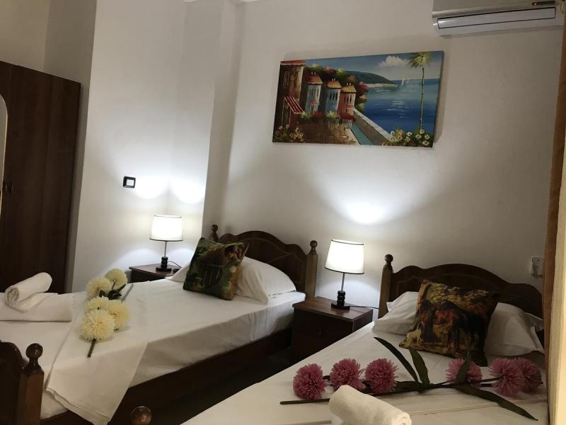 Mali I Robit Hotel Camping