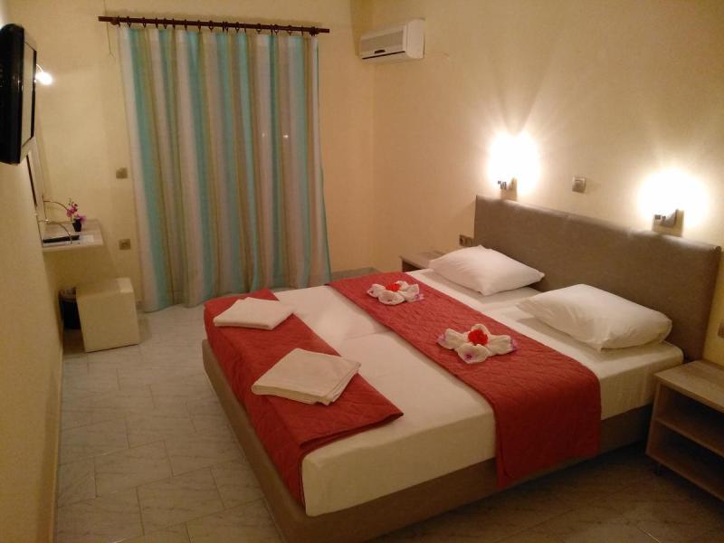 Leonidas Hotel & Studios