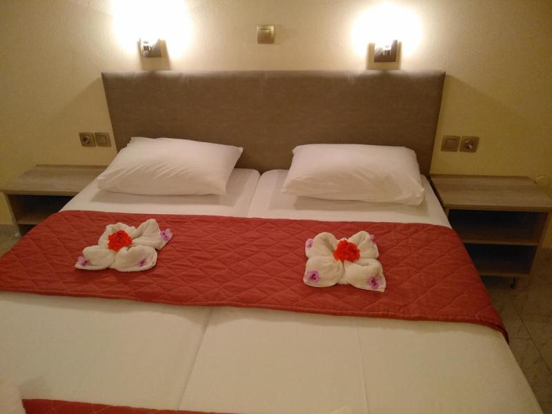 Leonidas Hotel & Studios