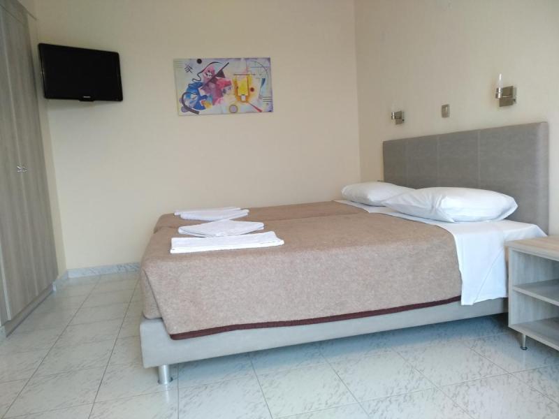 Leonidas Hotel & Studios