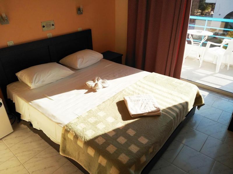 Leonidas Hotel & Studios