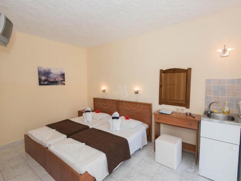 Leonidas Hotel & Studios