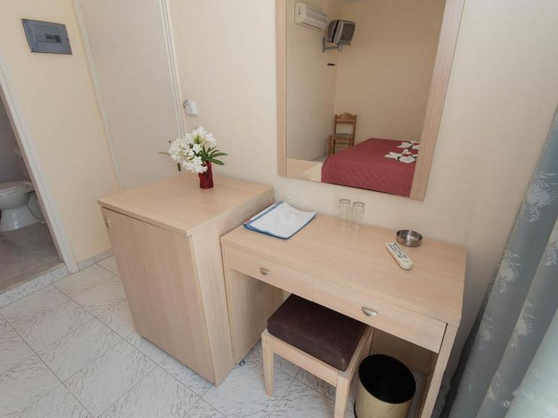 Leonidas Hotel & Studios