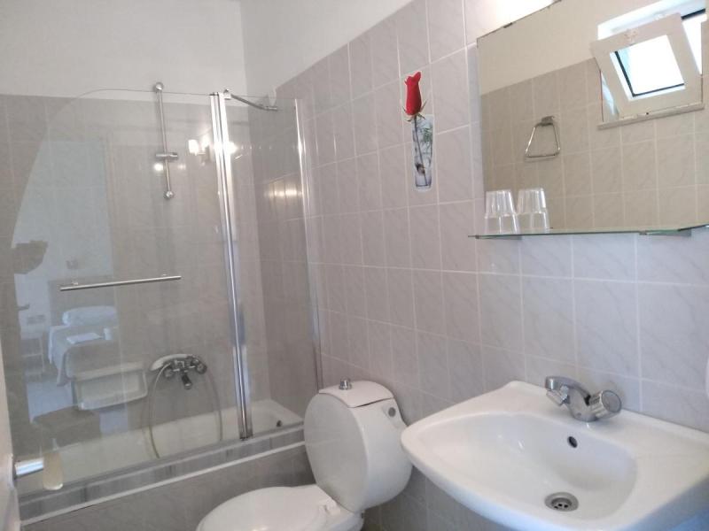 Leonidas Hotel & Studios