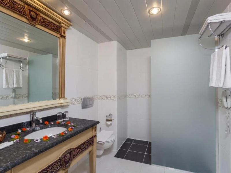 Grand Larina Beach Hotel