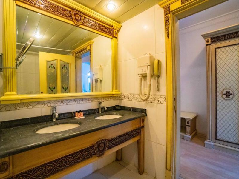 Grand Larina Beach Hotel