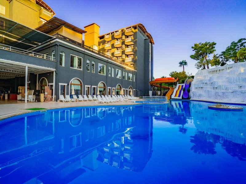 Grand Larina Beach Hotel