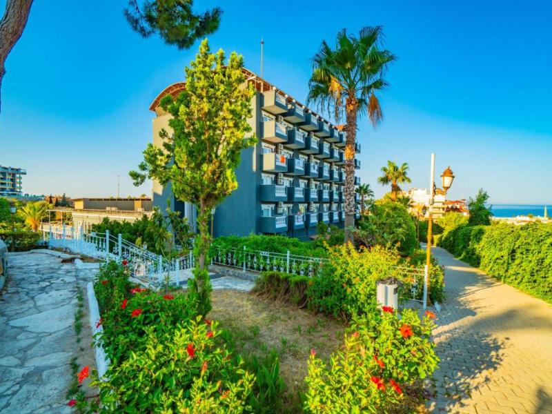 Grand Larina Beach Hotel