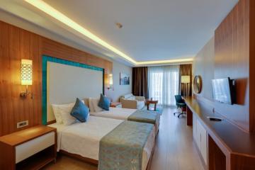 Отель Ramada Hotel & Suites by Wyndham Kusadasi Турция, Кушадасы, фото 2