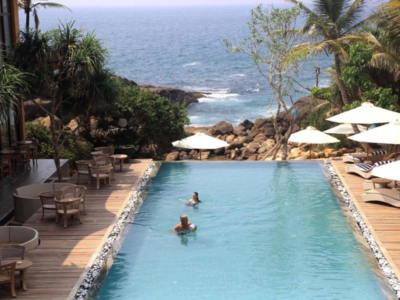 Thaproban Pavilion Waves