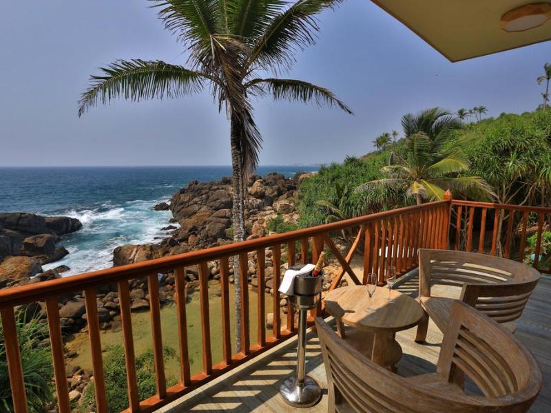 Thaproban Pavilion Waves