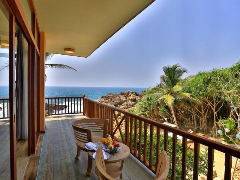 Thaproban Pavilion Waves