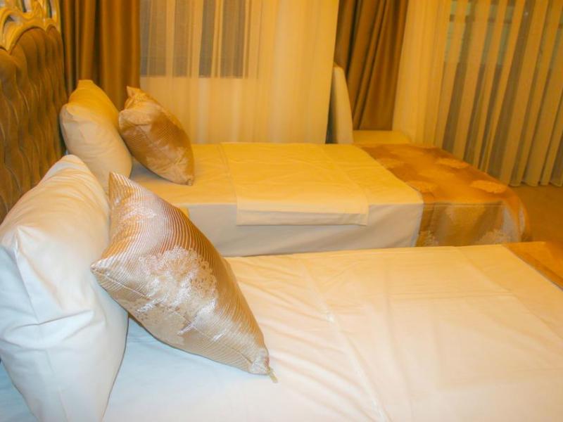 Deluxe Newport Hotel
