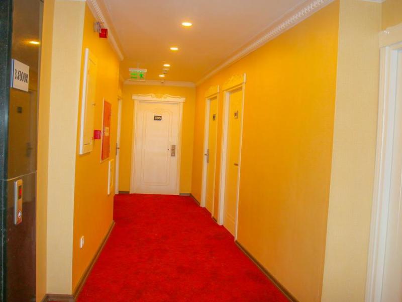 Deluxe Newport Hotel