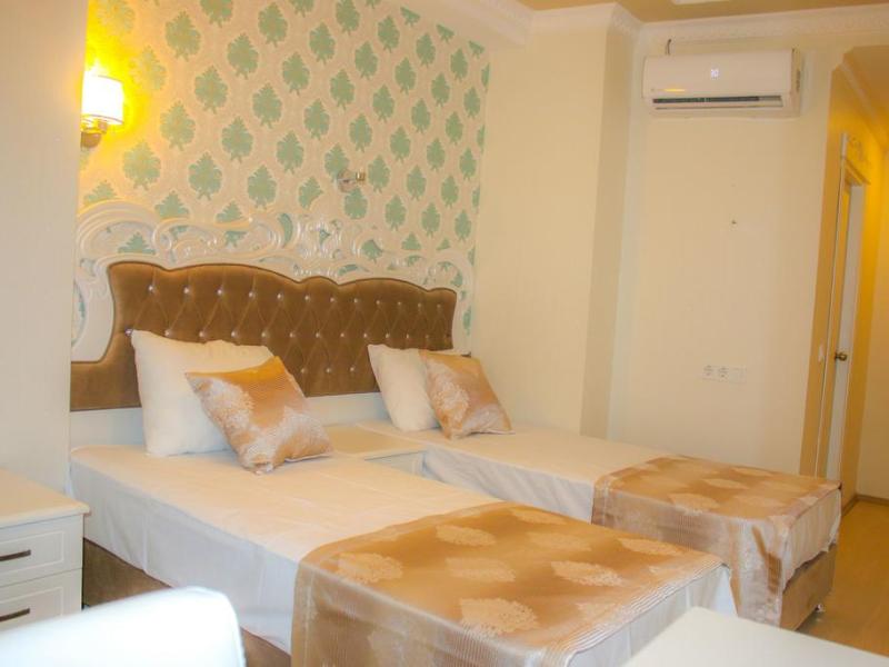Deluxe Newport Hotel