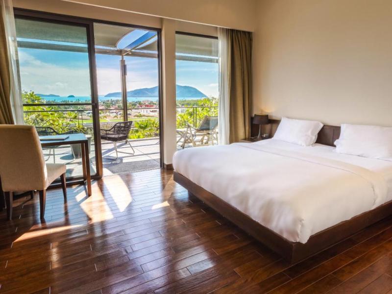 CasaBay Luxury Pool Villas