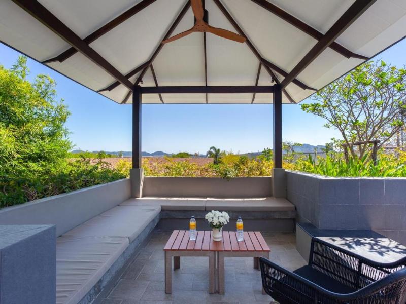 CasaBay Luxury Pool Villas