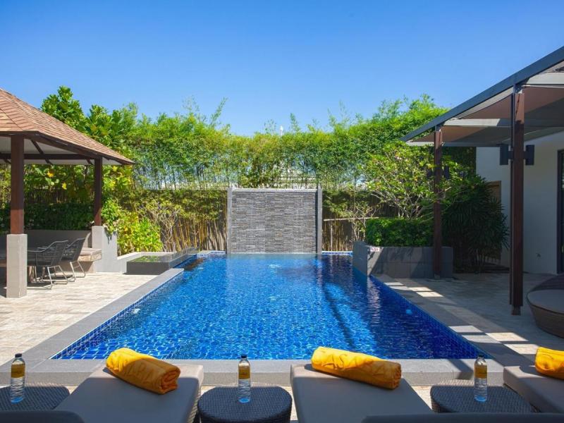 CasaBay Luxury Pool Villas