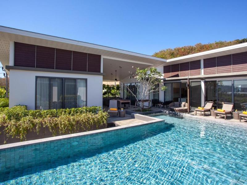 CasaBay Luxury Pool Villas