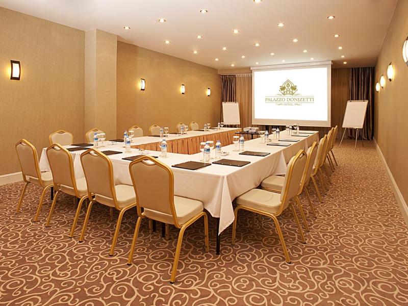 Roxx Suites Deluxe Hotel