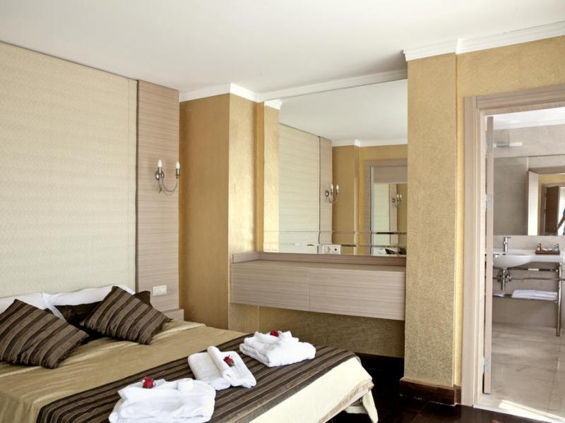 Roxx Suites Deluxe Hotel