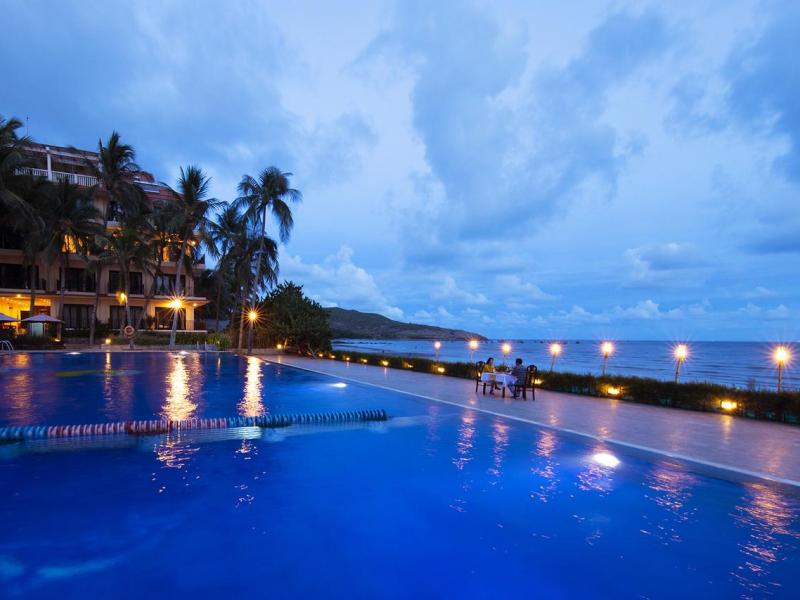 Hon Rom Central Beach Resort