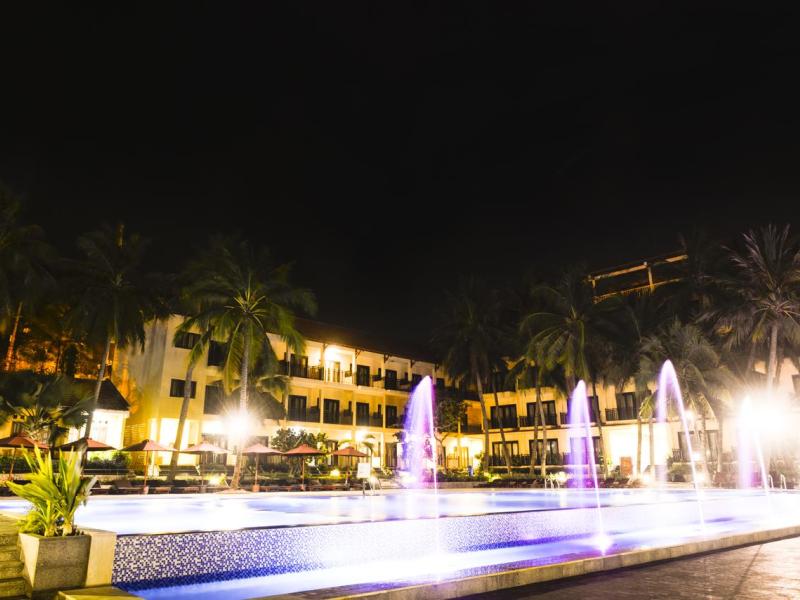 Hon Rom Central Beach Resort