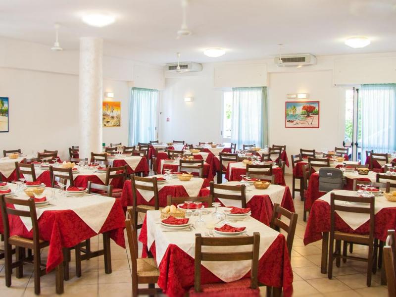 Laura (Чезенатико)